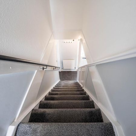 Gatwick Place - 4 Bed 2 Bath Self Contained House With Private Garden Horley Dış mekan fotoğraf