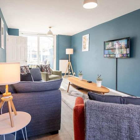 Gatwick Place - 4 Bed 2 Bath Self Contained House With Private Garden Horley Dış mekan fotoğraf