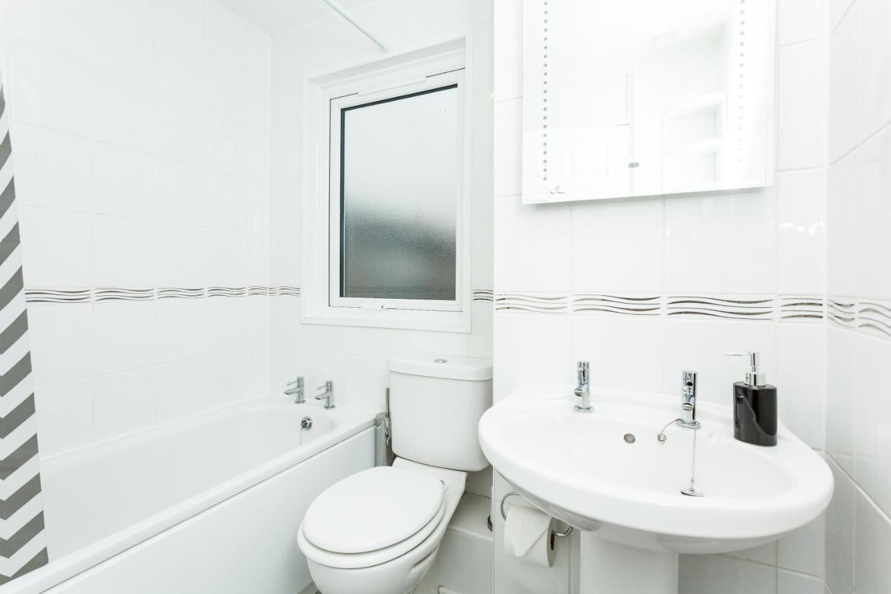 Gatwick Place - 4 Bed 2 Bath Self Contained House With Private Garden Horley Dış mekan fotoğraf
