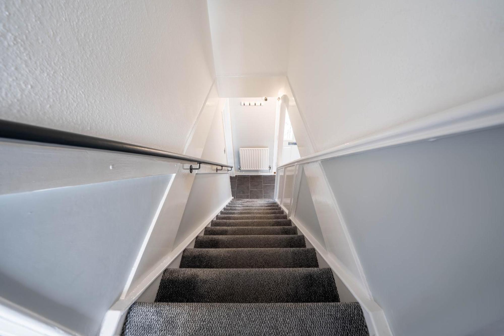 Gatwick Place - 4 Bed 2 Bath Self Contained House With Private Garden Horley Dış mekan fotoğraf