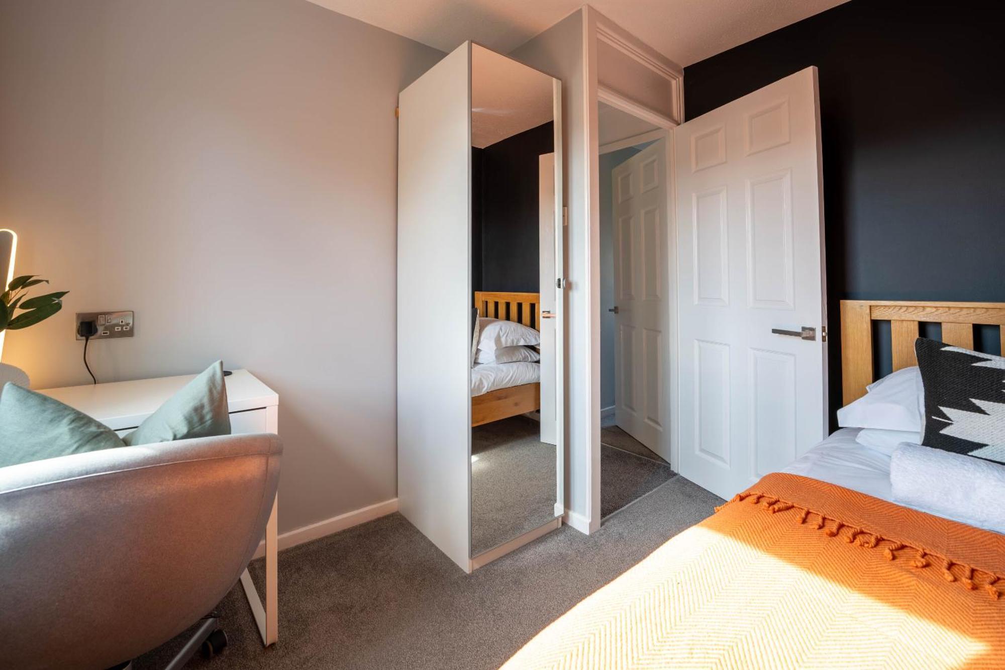 Gatwick Place - 4 Bed 2 Bath Self Contained House With Private Garden Horley Dış mekan fotoğraf