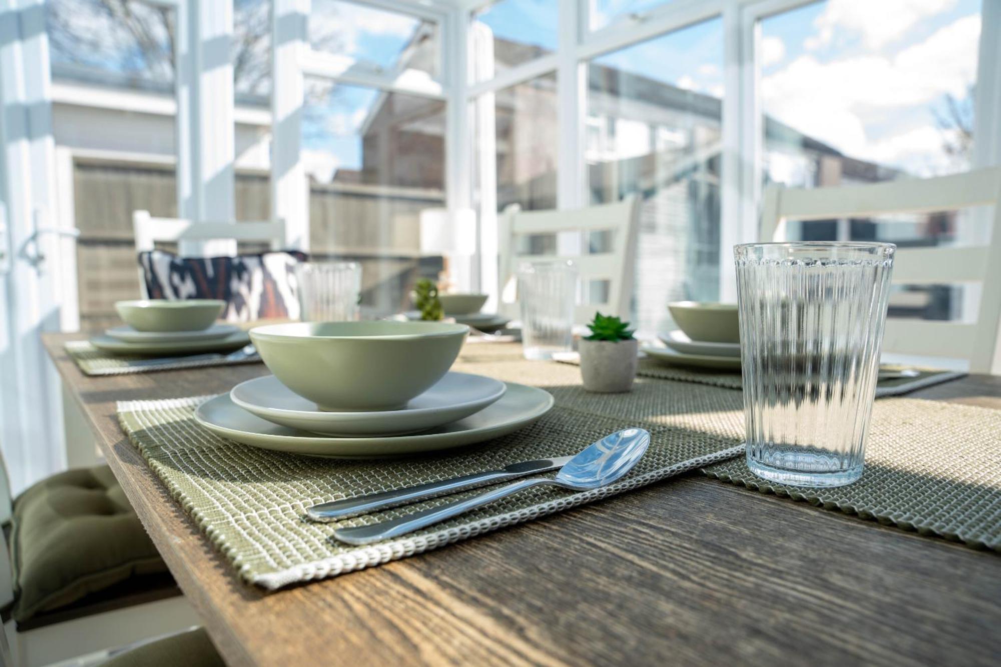 Gatwick Place - 4 Bed 2 Bath Self Contained House With Private Garden Horley Dış mekan fotoğraf