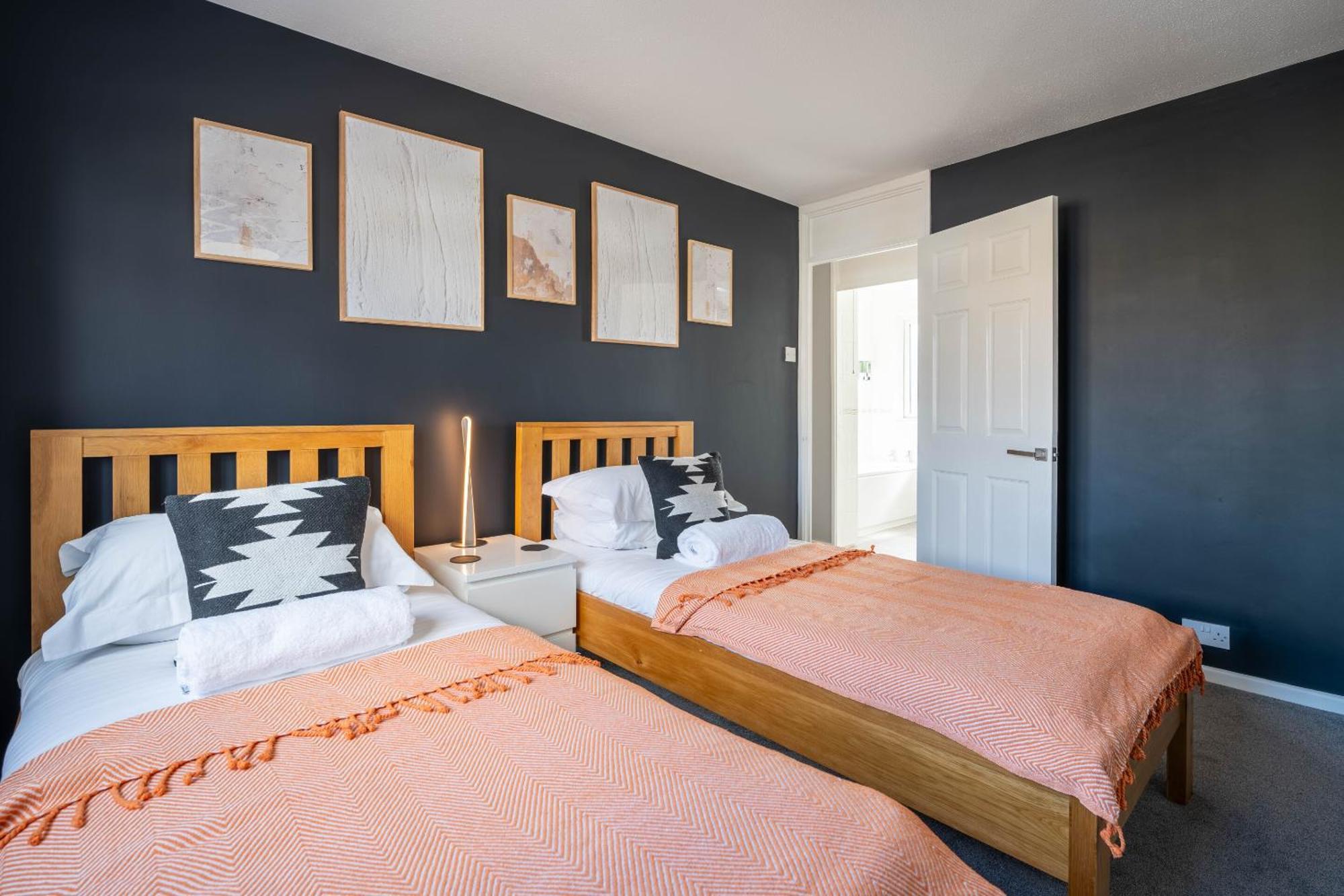 Gatwick Place - 4 Bed 2 Bath Self Contained House With Private Garden Horley Dış mekan fotoğraf
