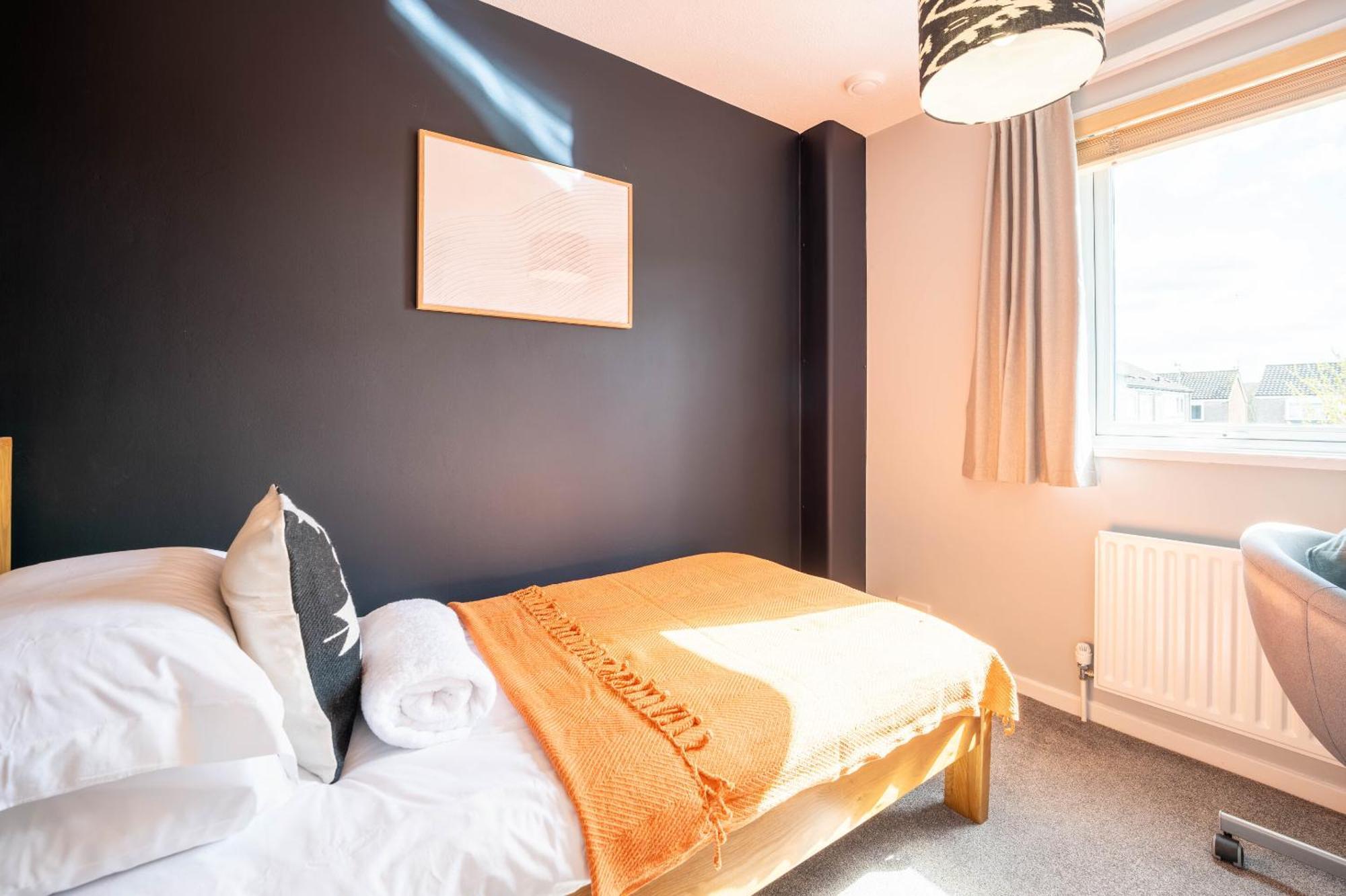 Gatwick Place - 4 Bed 2 Bath Self Contained House With Private Garden Horley Dış mekan fotoğraf