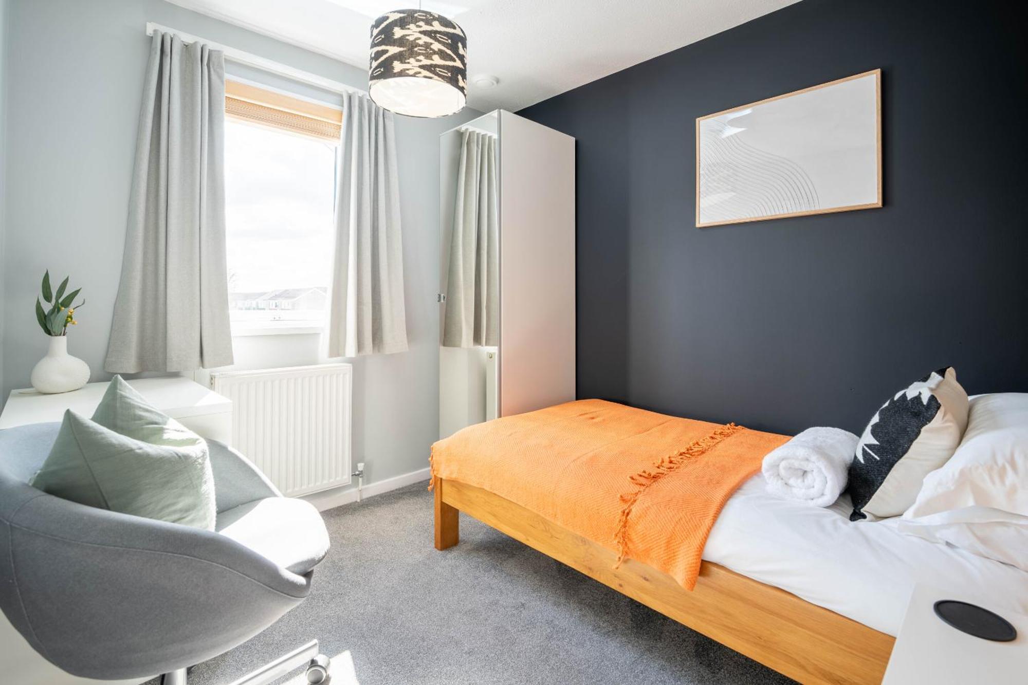 Gatwick Place - 4 Bed 2 Bath Self Contained House With Private Garden Horley Dış mekan fotoğraf