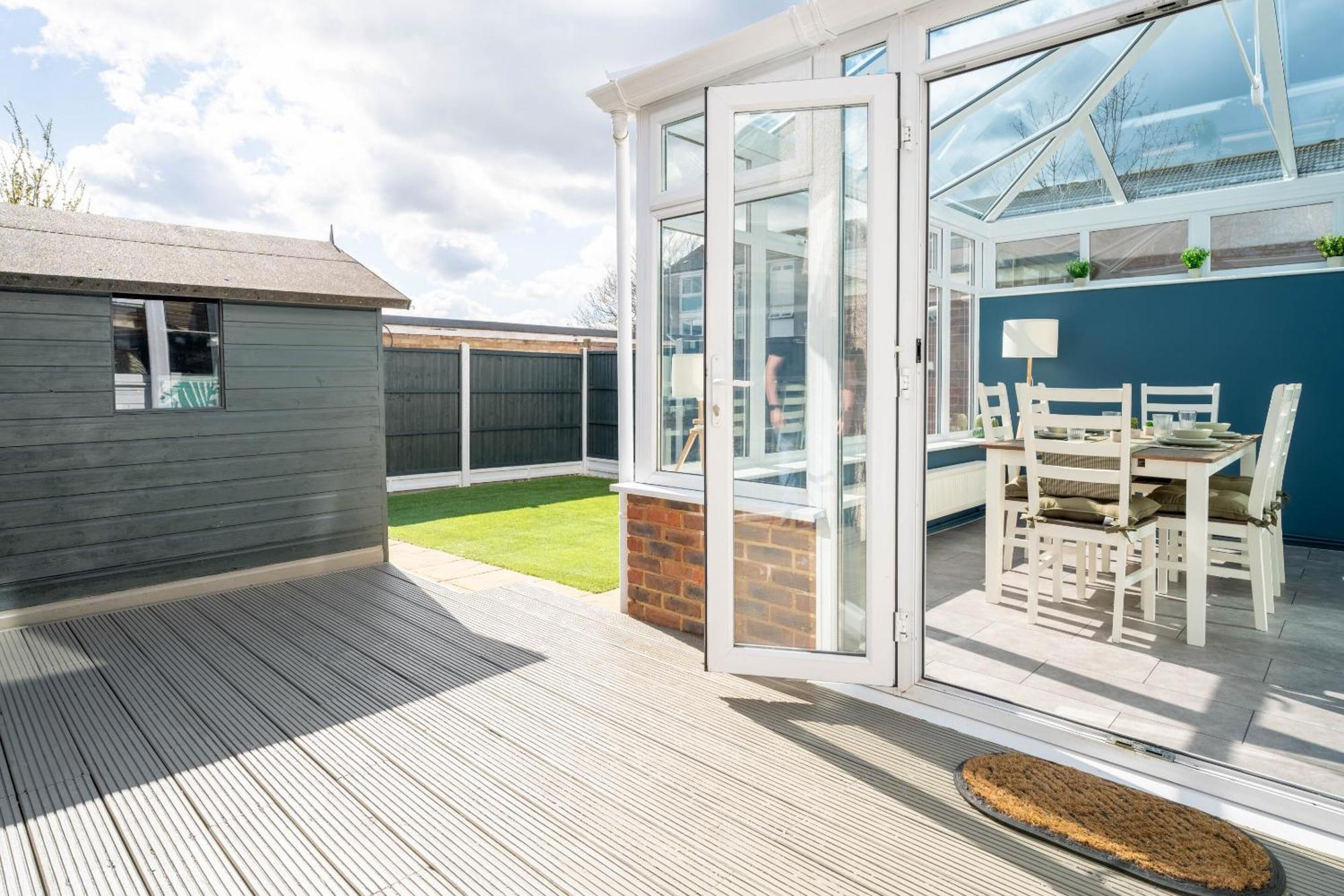 Gatwick Place - 4 Bed 2 Bath Self Contained House With Private Garden Horley Dış mekan fotoğraf