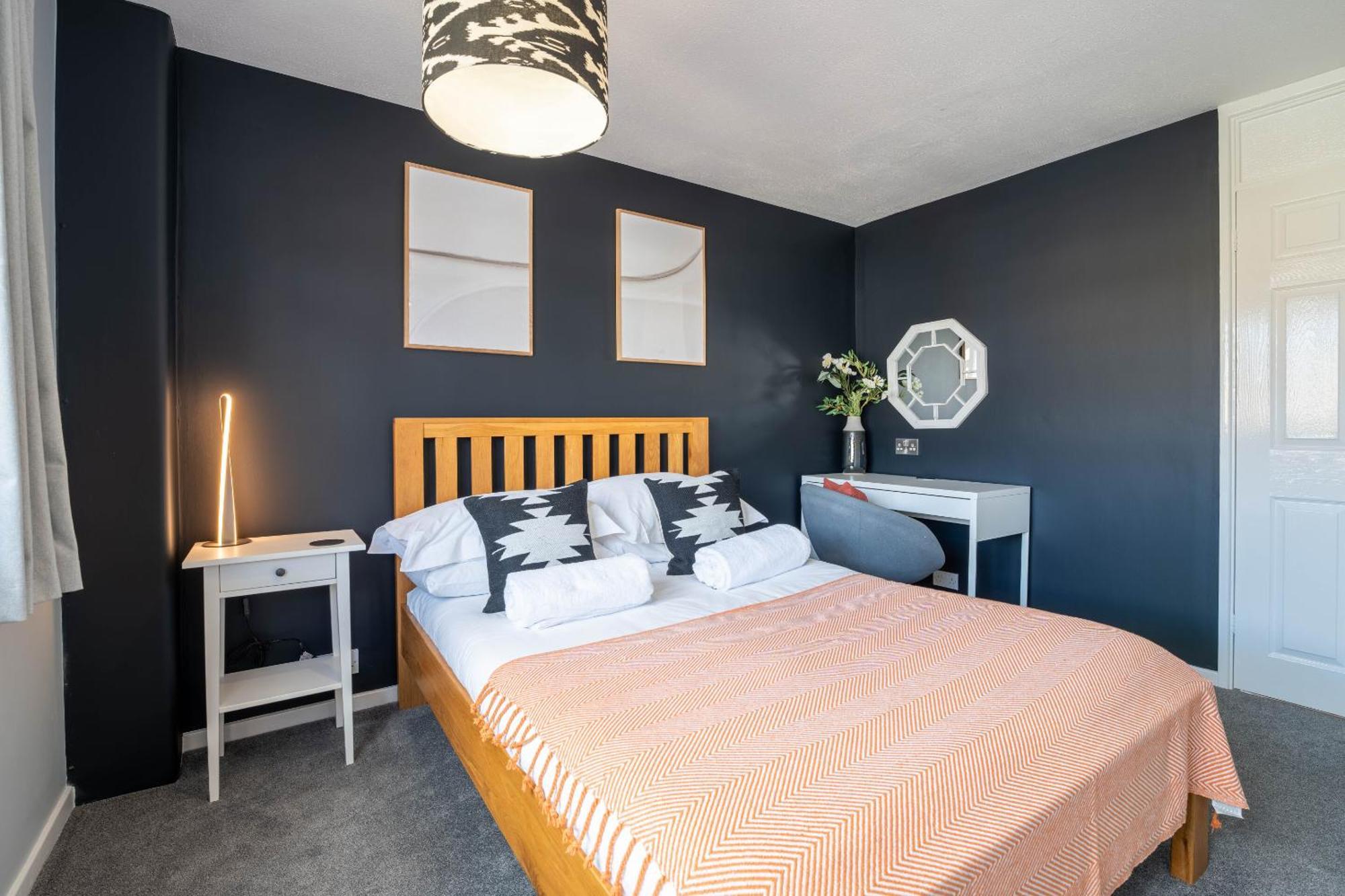 Gatwick Place - 4 Bed 2 Bath Self Contained House With Private Garden Horley Dış mekan fotoğraf