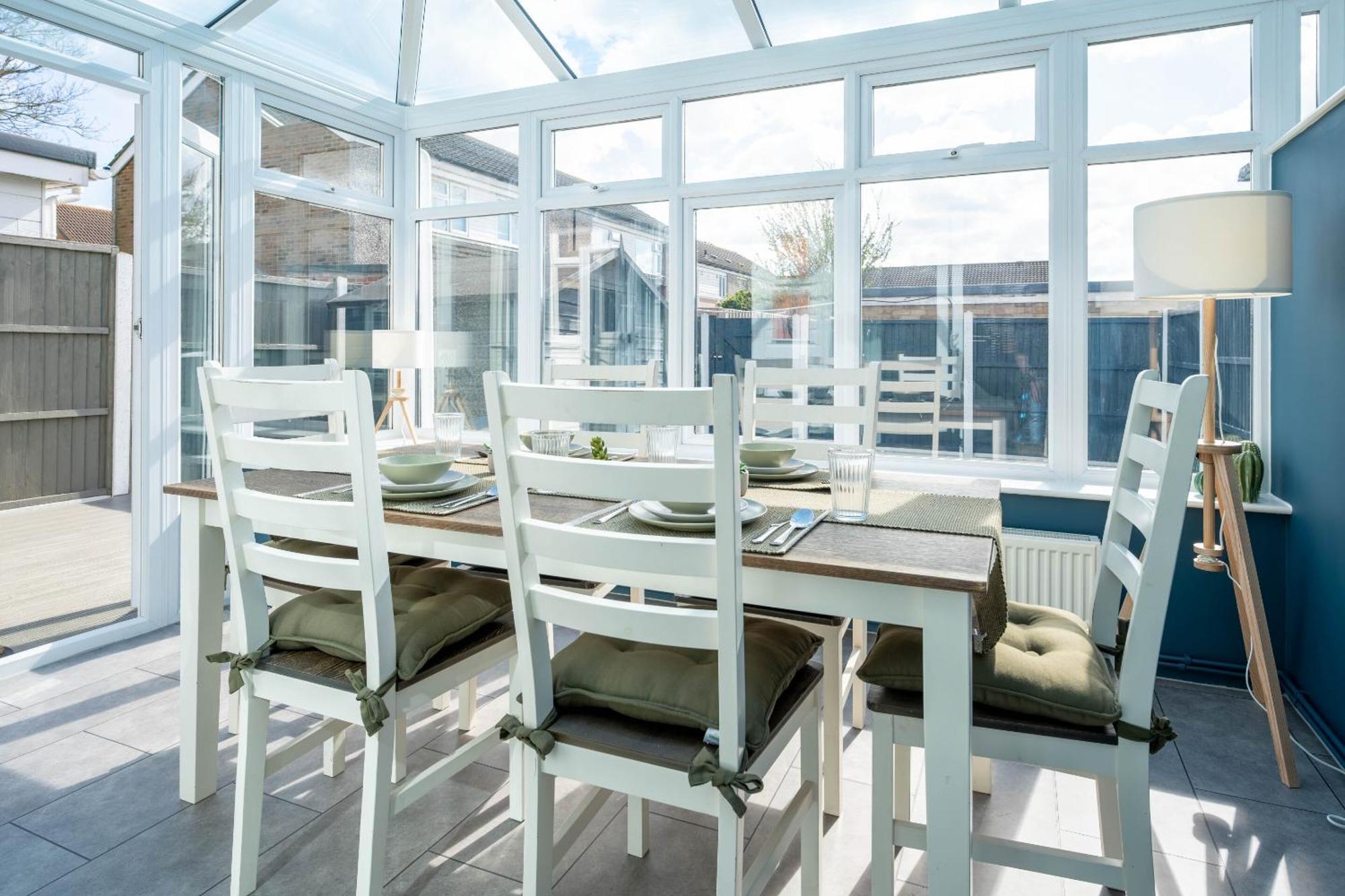 Gatwick Place - 4 Bed 2 Bath Self Contained House With Private Garden Horley Dış mekan fotoğraf